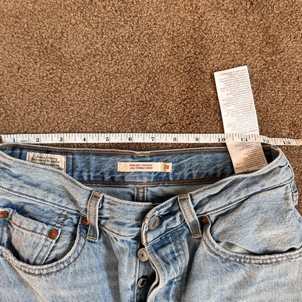 Levi’s size 28 RIB CAGE STRAIGHT